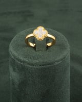 طقم مجوهرات بتصميم وردة بيضاء صغيرة