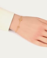 إسوارة نسائية ناعمة بتصميم البتلات الذهبية المرصعة...