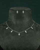 طقم شوكر نسائي سلسال وحلق بلمعة الألماس تصميم فضي