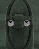 طقم سلسال وحلق مزين بالزركون تصميم فضي