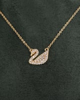 طقم مجوهرات جذاب بتصميم ذهبي