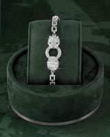 طقم مجوهرات بتصميم راس النمر يعكس القوة والفخامة م...