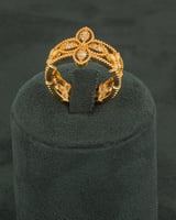 طقم اسوارة وخاتم ذهبي شكل وردة بلمعة الألماس