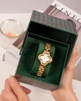 طقم ساعة وأساور فاخرة بلون ذهبي و تصميم عالمي مرصّ...