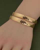 بناجر ذهبية عريضة بلمعة الذهب \ 2 حبة