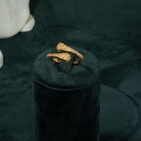 طقم اسوارة وخاتم ذهبي بلمعة الألماس مزين بالزركون...