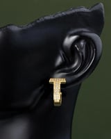 أقراط ذهبية على شكل حرف t مرصعة بالزركون