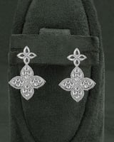 حلق نسائي فضي تصميم زهرة مزدوجة بمرصعة بفصوص الزرك...