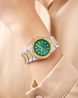 ساعة نسائية فضية تصميم عصري مينا أخضر