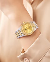 ساعة نسائية فضية تصميم عصري مينا ذهبي