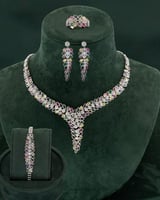 طقم مجوهرات مزين بأحجار كريمة متعددة الألوان