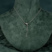 سلسال مع تعليقة شكل الخاتم مرصع بحبات الزركون