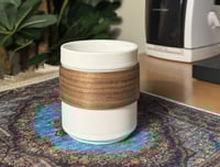 كوب سيراميك بمقبض من الخشب الطبيعي