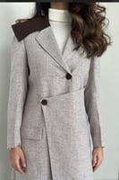 عباية بلون البيج