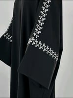 عباية رفيف ابيض