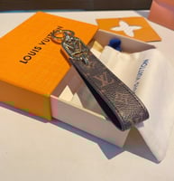 ميدالية لويس فيتون ذهبي