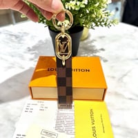 ميدالية لويس فيتون اسود