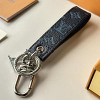 ميدالية لويس فيتون كحلي