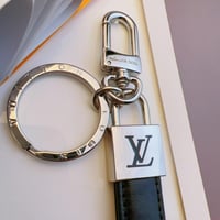 ميدالية لويس فيتون ليذر لوقو