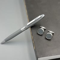 قـلم وكـبك باللون الرصاصي