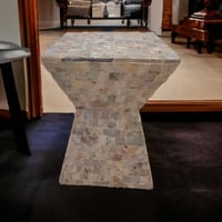 طاولة مصنوعه من الصدف الطبيعي