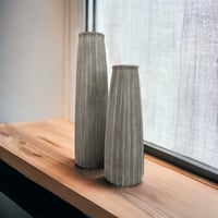 طقم مزهرية ابيض مخطط باللون الاسود مصنوعه من مادة...