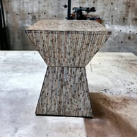 طاولة مصنوعه من الصدف الطبيعي