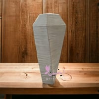 مزهرية لون ابيض مخطط باللون الاسود على شكل برج مجد...