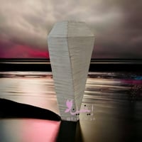 مزهرية لون ابيض مخطط باللون الاسود على شكل برج مجد...