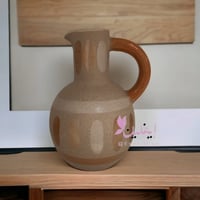 فازة ورد على شكل جرة