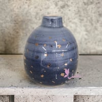 فازة لون ازرق منقط بلون الذهبي