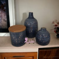 فازة لون ازرق منقط بلون الذهبي