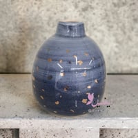 فازة لون ازرق منقط بلون الذهبي