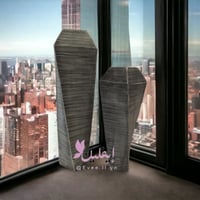 مزهرية لون ابيض مخطط باللون الاسود على شكل برج مجد...