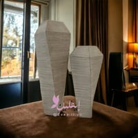 مزهرية لون ابيض مخطط باللون الاسود على شكل برج مجد...