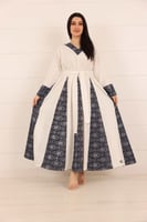 فستان لينن كلوش مزين بقماش بتطريز فضي لامع مع حزام...