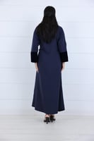 فستان لف كريب مع ياقة وكم مخمل مطرزة لون كحلي