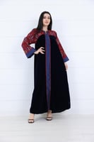 جلابية قطن و مخمل بشريط تفته على الكم بلون كحلي عن...