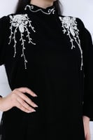 فستان مخمل بتطريز على الصدر فضي لون اسود