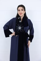 فستان لف كريب مع ياقة وكم مخمل مطرزة لون كحلي