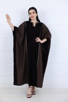 جلابية كريب واسعة يتوسطها مخمل بني وبشريط فضي