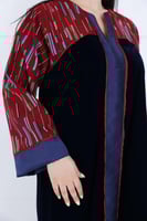 جلابية قطن و مخمل بشريط تفته على الكم بلون كحلي عن...