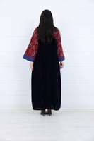 جلابية قطن و مخمل بشريط تفته على الكم بلون كحلي عن...