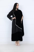 فستان مخمل اسود بشريط لؤلؤ فضي انيق