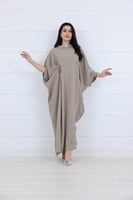 فستان سادة مزين بطوق الماس على الياقة وفصوص على كس...