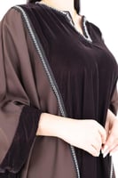 جلابية كريب واسعة يتوسطها مخمل بني وبشريط فضي