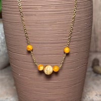 قلادة فضة مطلية بالذهب مع حجر الكهرمان الطبيعي – أ...