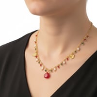 قلادة حجر الجاد واللؤلؤ والكورندوم فضة مطلية بالذه...