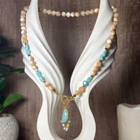 قلادة الصدف والأمازونيت – صفاء، توازن، وطاقة هادئة