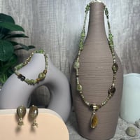 حلق من الجرانيت الأخضر والزبرجد